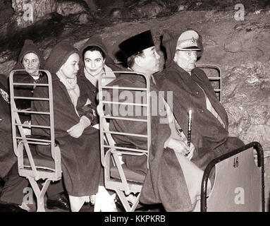 Der jugoslawische Präsident Josip Broz Tito und der indonesische Präsident Sukarno besuchten 1960 mit ihren Ehefrauen die Postojnska-Höhle in Slowenien. Dieses historische Foto fängt die Führer während eines diplomatischen Besuchs ein. Stockfoto