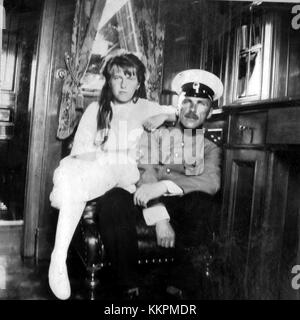 Dieses Bild zeigt Anastasia Romanov, die jüngste Tochter des Zaren Nikolaus II. Von Russland, zusammen mit einem Offizier an Bord der kaiserlichen Yacht Standart. Das Foto fängt einen Moment an Bord des königlichen Schiffes während des frühen 20. Jahrhunderts ein. Stockfoto
