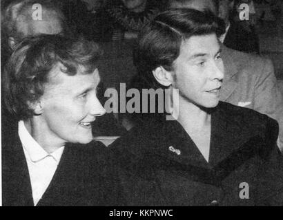 Astrid Lindgren, die beliebte schwedische Autorin, die für ihre Pippi Langstrumpfserie bekannt ist, und Tove Jansson, der finnische Autor der Moomin-Serie, trafen sich 1958. Beide Autoren waren bedeutende Figuren in der skandinavischen Kinderliteratur. Stockfoto