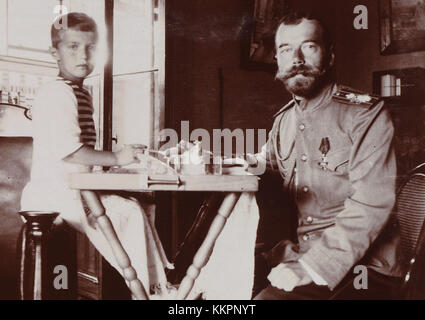 Dieses Bild zeigt den Zaren Nikolaus II. Von Russland und seinen Sohn Alexei und zeigt die königliche Familie während der letzten Jahre des Russischen Reiches. Es ist eine historische Darstellung der russischen Monarchie im frühen 20. Jahrhundert. Stockfoto