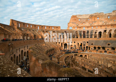 Innenansicht des Kolosseum in Rom, Italien, in den frühen Morgenstunden Stockfoto