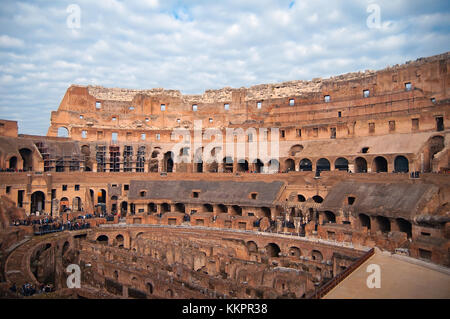 Innenansicht des Kolosseum in Rom, Italien, in den frühen Morgenstunden Stockfoto