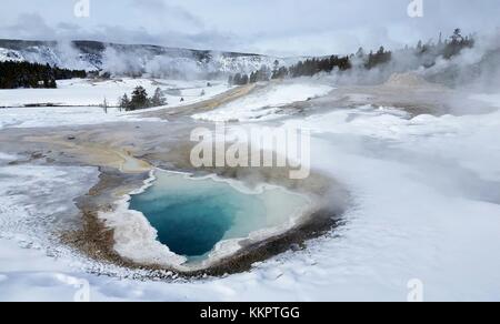 Schnee und Eis surround Herz Frühling in der Upper Geyser Basin an der Yellowstone National Park im Winter Januar 26, 2017 in Wyoming. (Foto von Diane renkin über planetpix) Stockfoto