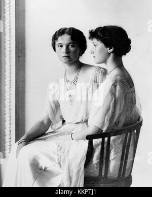 Olga und Tatiana, die Töchter von Zar Nikolaus II., werden auf diesem historischen Foto dargestellt und bieten einen Einblick in die Geschichte der Romanov-Familie und das königliche Erbe. Stockfoto