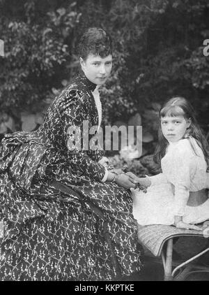 Ein Porträt von 1889 der Kaiserin Maria Feodorowna von Russland und ihrer Tochter, Großherzogin Olga Alexandrowna. Dieses Bild fängt die königlichen Figuren in einem bedeutenden Moment der russischen Kaisergeschichte ein. Stockfoto