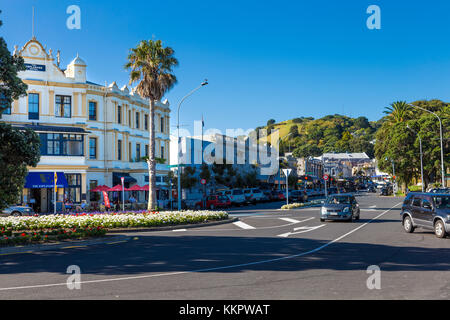 Eine Straße in Devonport, einem Vorort von Auckland mit Mount Victoria im Hintergrund, Neuseeland Stockfoto