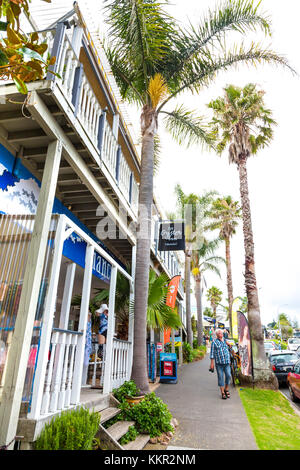 Hauptstraße von Oneroa mit Geschäften und Restaurants in Waiheke Island, Neuseeland Stockfoto