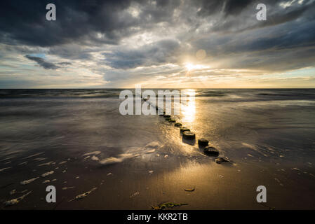 Wellenbrecher in der Ostsee bei Sonnenuntergang Stockfoto