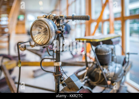 Flam, Norwegen - Oktober 2017: Alte Draisinefahrt im Flamsbana Railway Museum in der Flam Stadt, Norwegen Stockfoto