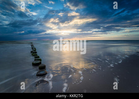 Wellenbrecher in der Ostsee bei Sonnenuntergang Stockfoto