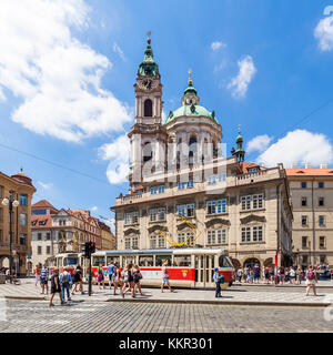 Tschechien, Prag, Malá Strana, Kleinseitner Ring, Kirche St. Nikolaus, Passanten, Straßenbahn Stockfoto