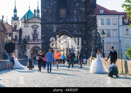 Tschechien, Prag, Altstadt, Karlsbrücke, asiatische Hochzeit Paare, Hochzeit, Heiraten, Wedding Dress Stockfoto