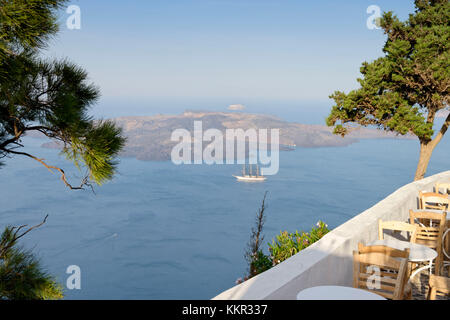 Blick von Firostefani auf der Vulkaninsel Nea Kameni, Insel Santorin, die Ägäis, die Kykladen, Ägäische Inseln, Griechenland Stockfoto