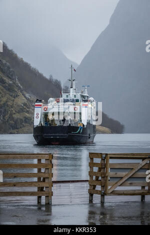 Gudvangen, Norwegen - Oktober 2017: Verlassen der Fähre Gudvangen nach Norwegen in einer Nussschale sightseeing tour durch die herrliche EIN Stockfoto