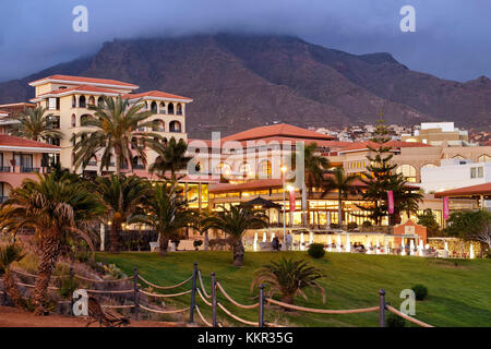 Restaurants und Einrichtungen des Hotels auf der Strandpromenade Playa del Duque im Abendlicht, Costa Adeje, Teneriffa, Kanarische Inseln, Spanien Stockfoto