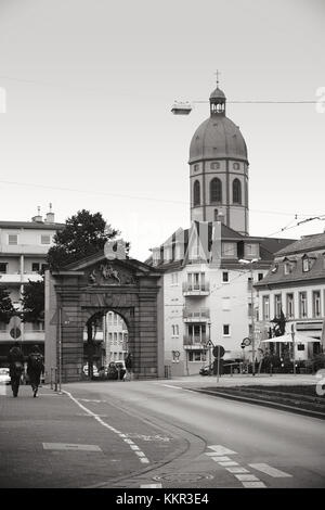 Der Gautor in der Mainzer Altstadt mit der St.-Stephans-Kirche im Hintergrund. Stockfoto