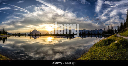 Kaltwassersee bei Sonnenuntergang, Rosshütte Seefeld, Olympiaregion, Seefeld Plateau, Tirol, Österreich Stockfoto