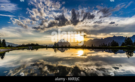 Kaltwassersee bei Sonnenuntergang, Rosshütte Seefeld, Olympiaregion, Seefeld Plateau, Tirol, Österreich Stockfoto