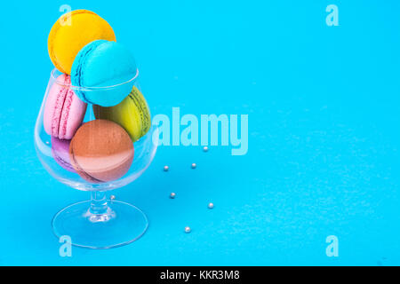 Zarte schöne leckere bunte Makronen auf weißem Hintergrund Stockfoto