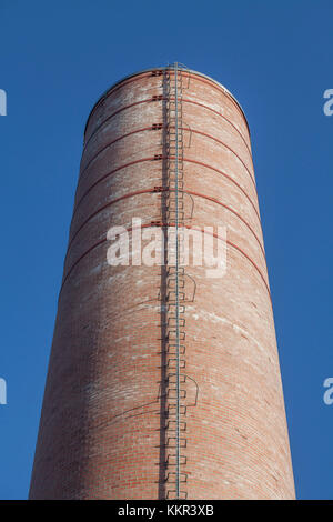 Ziegelsteinfabrikschornstein, Industriedenkmal Nordwolle, Delmenhorst, Niedersachsen, Deutschland, Europa Stockfoto