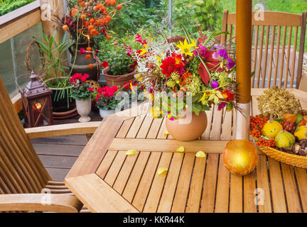 Herbst Dekoration auf der Terrasse Stockfoto