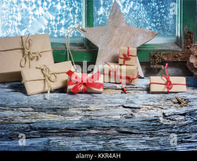 Weihnachten präsentiert sich auf der Fensterbank Stockfoto