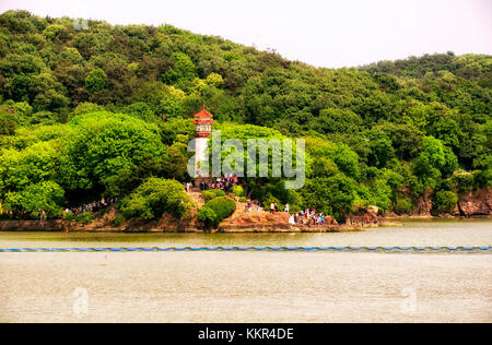 16. Mai 2015. Tai Lake Wuxi, China. chinesischen Massen auf einer Halbinsel am Turtle Head Insel Umgebung das Wahrzeichen der Leuchtturm am Taihu See tai wu Stockfoto