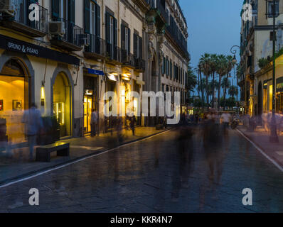 Abendstimmung in der Altstadt von Neapel. Stockfoto