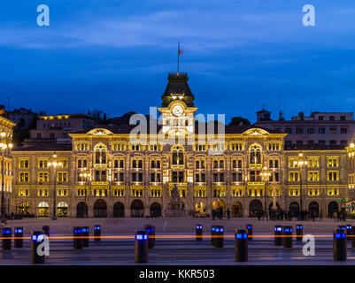 Piazza dell'Unita d'Italia in Triest zur blauen Stunde Stockfoto