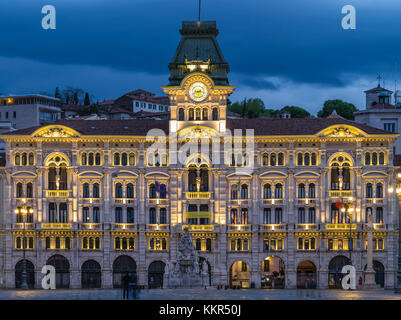 Piazza dell'Unita d'Italia in Triest zur blauen Stunde Stockfoto