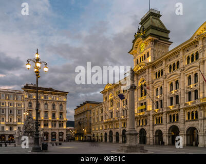 Abendstimmung auf der Piazza dell'Unita d'Italia in Triest Stockfoto