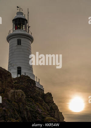 Leuchtturm La Corbière auf Jersey bei Sonnenuntergang Stockfoto