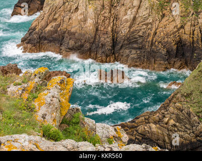 Surfen Sie auf der felsigen Nordküste von Jersey Stockfoto