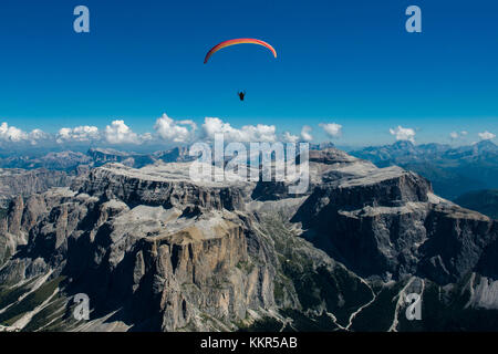 Dolomiten, Gleitschirmflieger über den Klippen der Sella-Gruppe, Piz Selva, Piz Boe, Val Lasties, Luftbild, Trentino, Südtirol, Italien Stockfoto