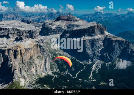 Dolomiten, Gleitschirmflieger über den Klippen der Sella-Gruppe, Piz Selva, Piz Boe, Val Lasties, Luftbild, Trentino, Südtirol, Italien Stockfoto