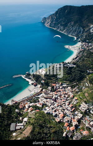 Monterosso al Mare in Cinque Terre, Fischerdorf, Luftaufnahme, ligurische Küste, Mittelmeer, Italien Stockfoto