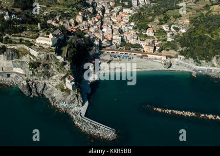 Monterosso al Mare in Cinque Terre, Fischerdorf, Luftaufnahme, ligurische Küste, Mittelmeer, Italien Stockfoto