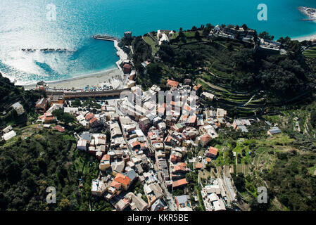 Monterosso al Mare in Cinque Terre, Fischerdorf, Luftaufnahme, ligurische Küste, Mittelmeer, Italien Stockfoto