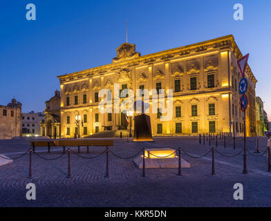 Auberge de Castille in Valletta auf Malta am Abend Stockfoto