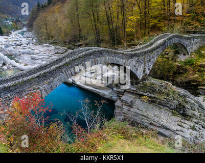Römische Brücke in der Verzasca Tal Stockfoto