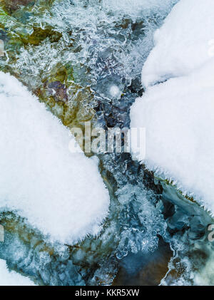 Gefrorenen Wasserlauf mit Eiskristallen Stockfoto