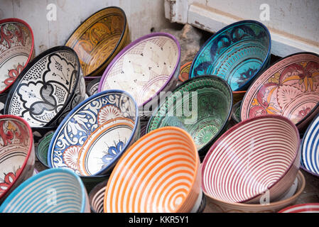 Bunte Teller & Schalen in traditionelle lackiert Designs auf Verkauf in einem marokkanischen Markt Stockfoto