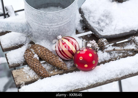 Weihnachten Dekoration im Schnee, Dekoration, still life Stockfoto