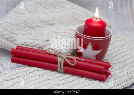 Weihnachten Kerzen und brennende Kerze auf Kissen, still life Stockfoto