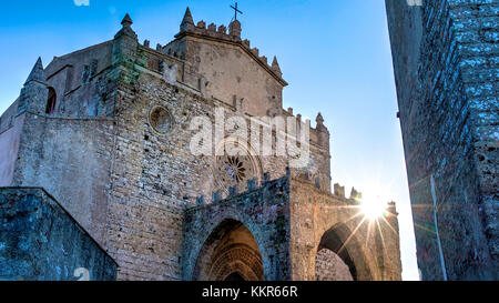 Italien, Sizilien, Provinz Trapani, Erice, Kirche, Duomo, Chiesa Madre, Maria Santissima Assunta, Sonnenstrahlen, die hinter dem Portal aufbrechen, morgens hellblauer Himmel, Stockfoto