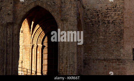 Italien, Sizilien, Provinz Trapani, Erice, Kirche, Duomo, Chiesa Madre, Maria Santissima Assunta, sanftes Abendlicht, Baujahr 1314, Chiaramonte-Stil, Portal, Licht und Schatten, Stockfoto