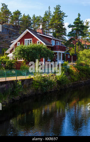 Häuser nach Lennartsfors durch die Dalsland Kanal, auf Lelång See, Dalsland, Oulun Lääni, Schweden Stockfoto