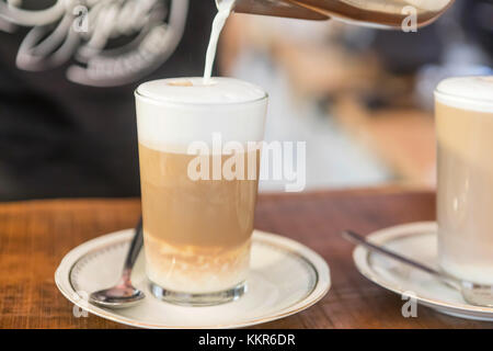 Milch für Latte Macchiato aus nächster Nähe im unverpackten Stückgut-Shop, Altona, Hamburg, Deutschland, eingießen Stockfoto