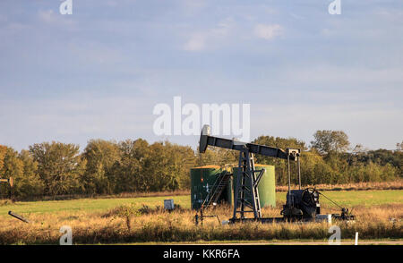 Grasshopper Ölpumpe im rustikalen Texas Felder öl Öl gut pumpen. Stockfoto