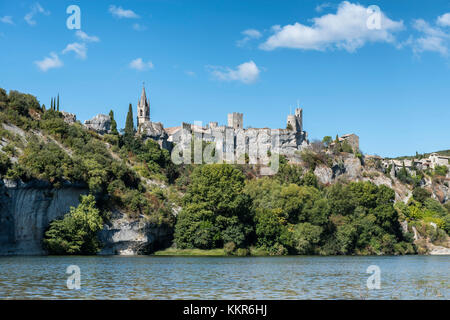 Aiguèze, Gard, Languedoc-Roussillon, Frankreich, Europa. Aiguèze ist eines der 250 schönsten Dörfer Frankreichs. Es befindet sich im Département Gard in der Region Occitania, Arrondissement Nîmes, Kanton Pont-Saint-Esprit. Stockfoto